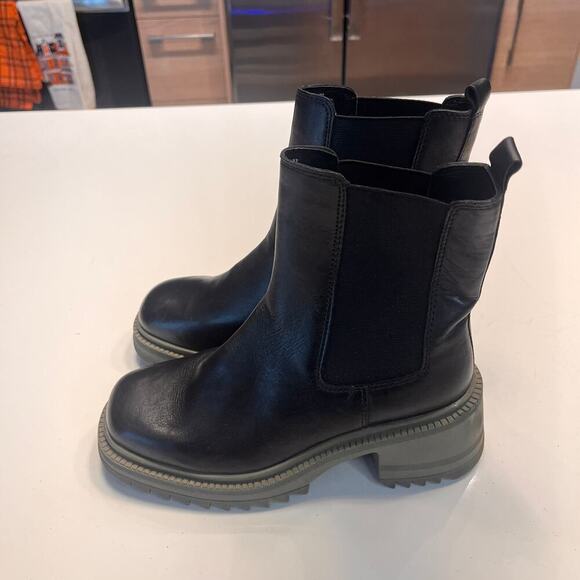 NEW Vince Camuto Black Leather Block Heel Pull On Booties Size 6.5 - Picture 3 of 10